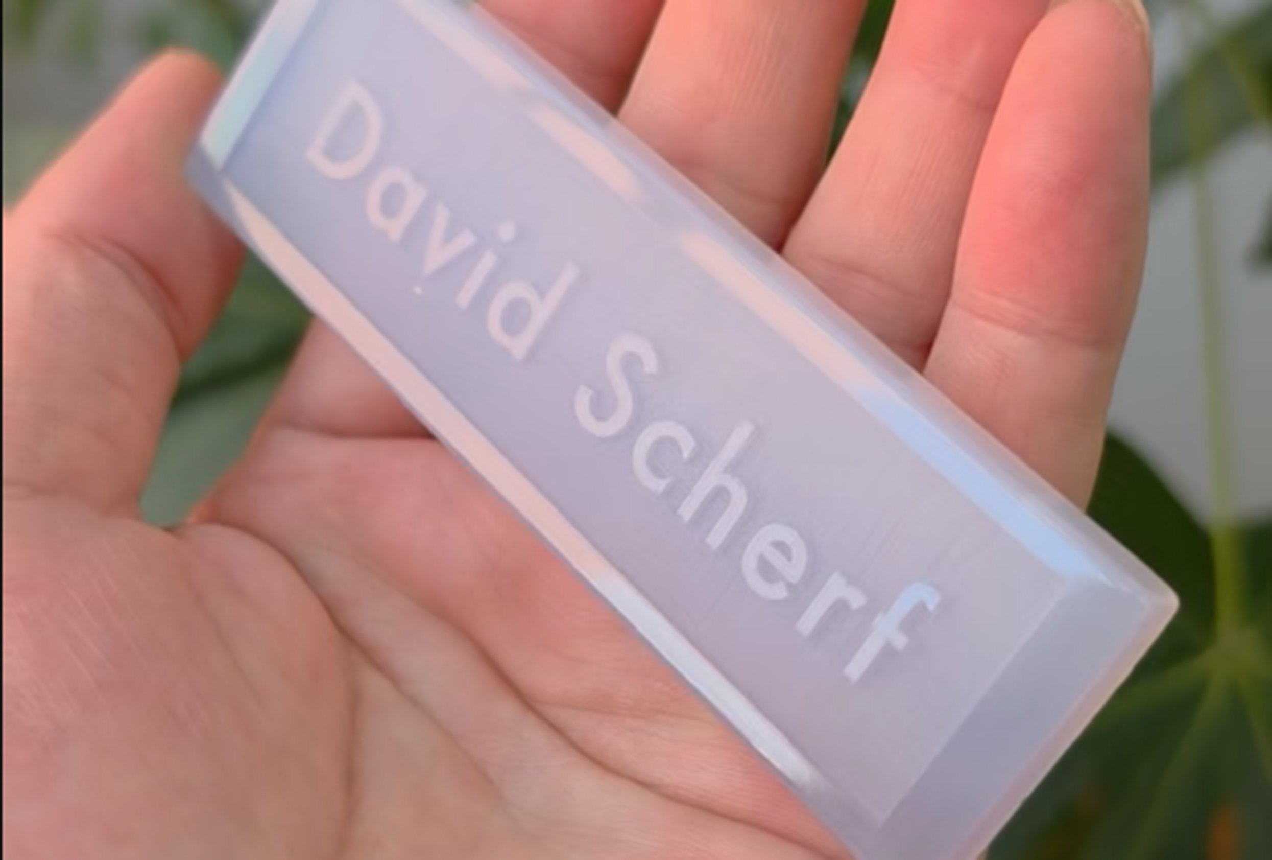 Projektbeispiel: Individuell gravierte Namensschilder aus blauem Chalcedon für eine europäische Kunstinstitution