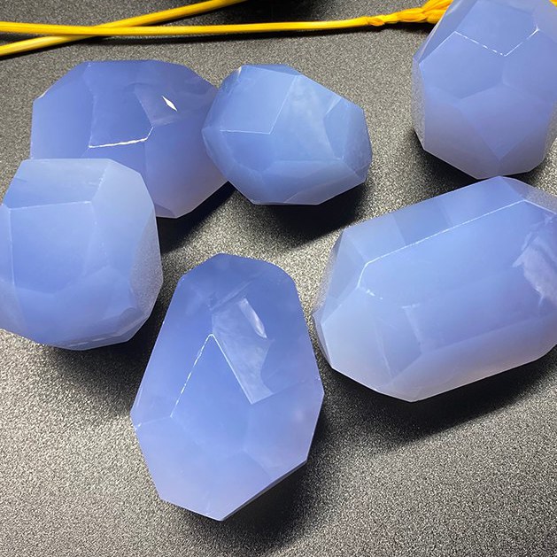 Eine neue Kollektion aus blauem Chalcedon ist erschienen – und sie wurde von einem erstklassigen Meister aus Fujian gefertigt.
